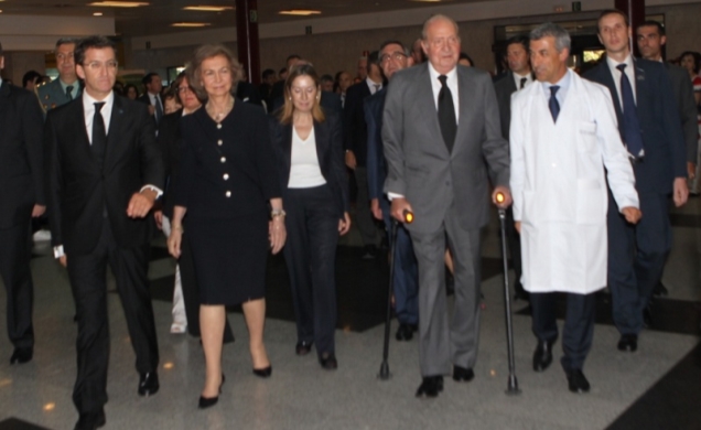 Sus Majestades los Reyes junto al presidente de la Xunta de Galicia y la ministra de Fomento, a su llagada al Centro Hospitalario Universitario de San
